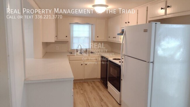 Building Photo - 3 Bed 2 Bath Cottage with Large Yard in NW...