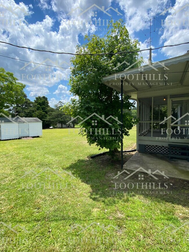 Building Photo - Amazing Charm with this 3 Bedroom/ 2 Bath ...