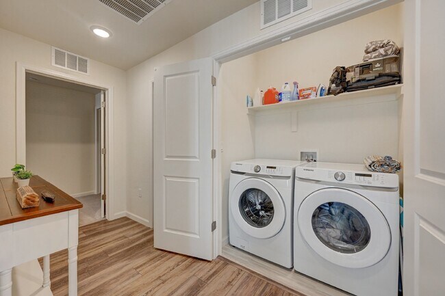 Foto del edificio - $2,375- 2 Bed, 2 Bath Ground Floor Condo w...