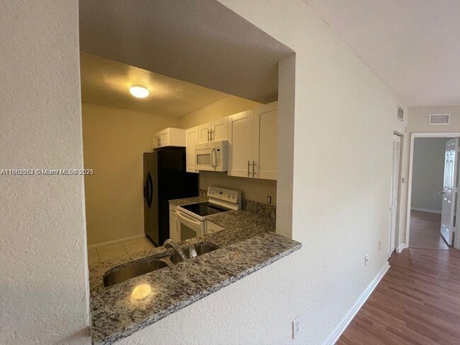 Building Photo - 1133 Golden Lakes Blvd