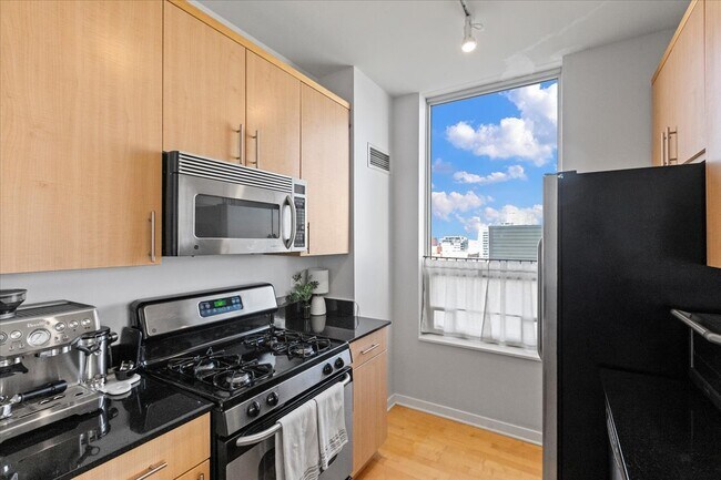 Foto del edificio - 330 W Grand Ave