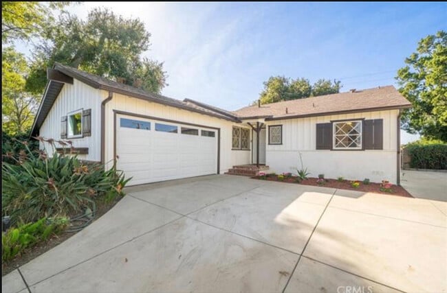 Building Photo - 523 Larkin Dr