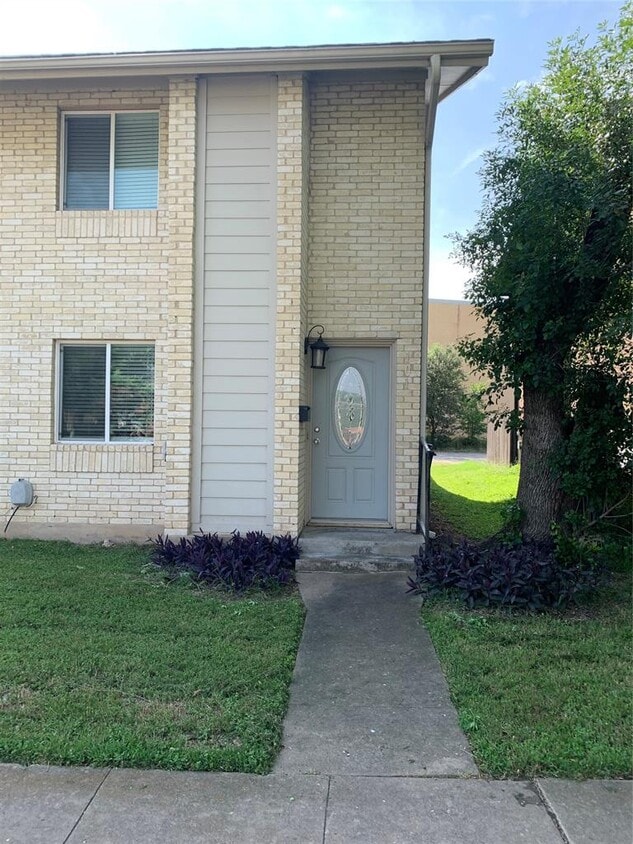 Primary Photo - 8811 Dawnridge Cir