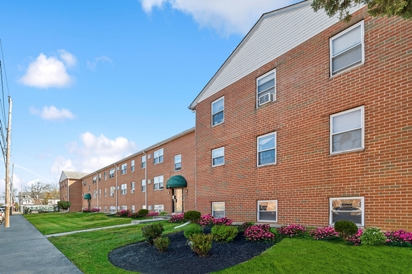 Building Photo - Walnut Chestnut Apartments