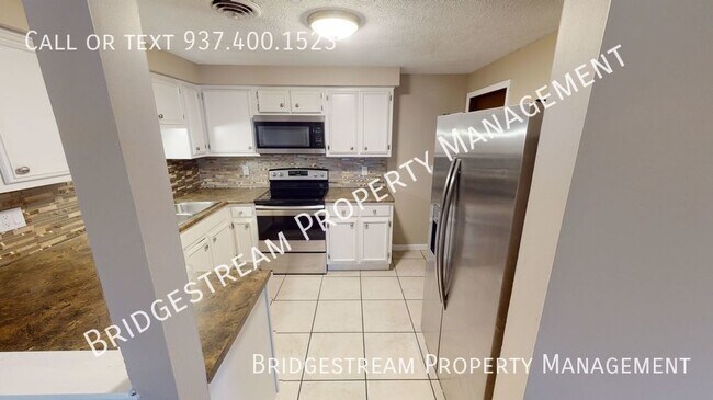 Building Photo - Updated 3 bedroom, 2 bath duplex with atta...