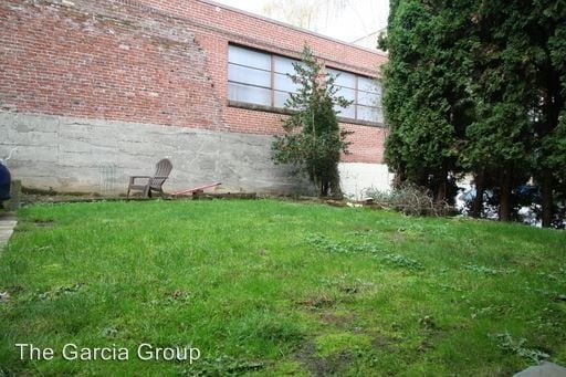 Building Photo - 1 br, 1 bath Apartment - 121 NW 22nd Place