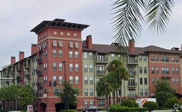 Building Photo - 911 N Orange Ave