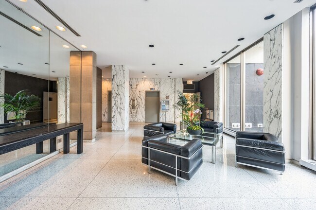 Foto del edificio - 1460 N Sandburg Terrace