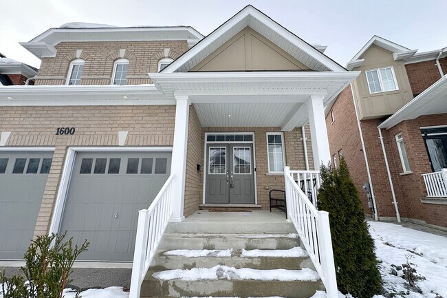 Photo du bâtiment - Fabulous 4-Bedroom Home for Rent in North Oshawa