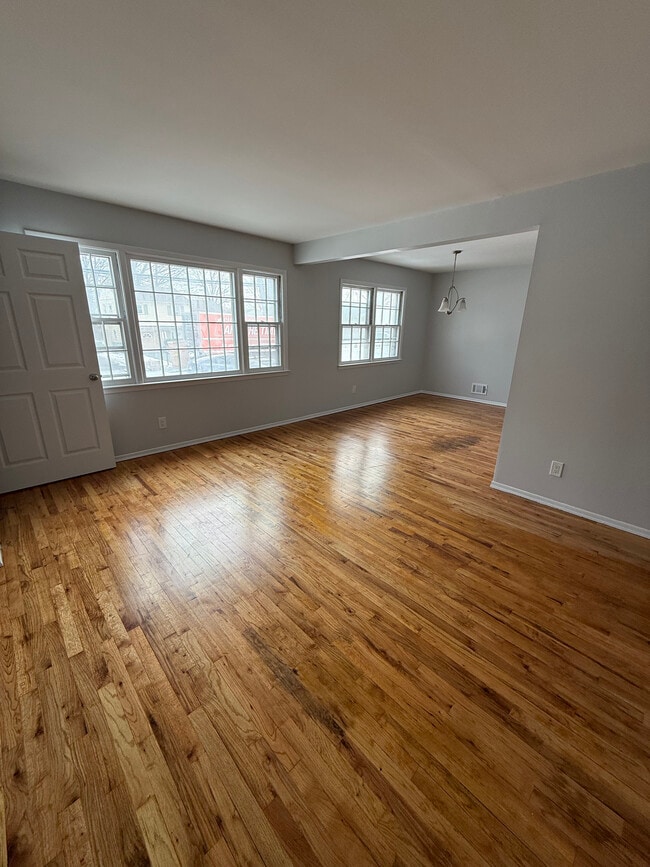 Living & Dining - 916 Walnut St