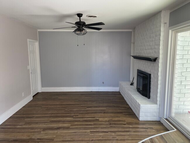 Foto del edificio - 3905 Barclay Dr