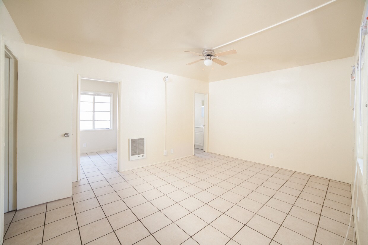 Studio with separate kitchen and bathroom - 4561 N Figueroa St