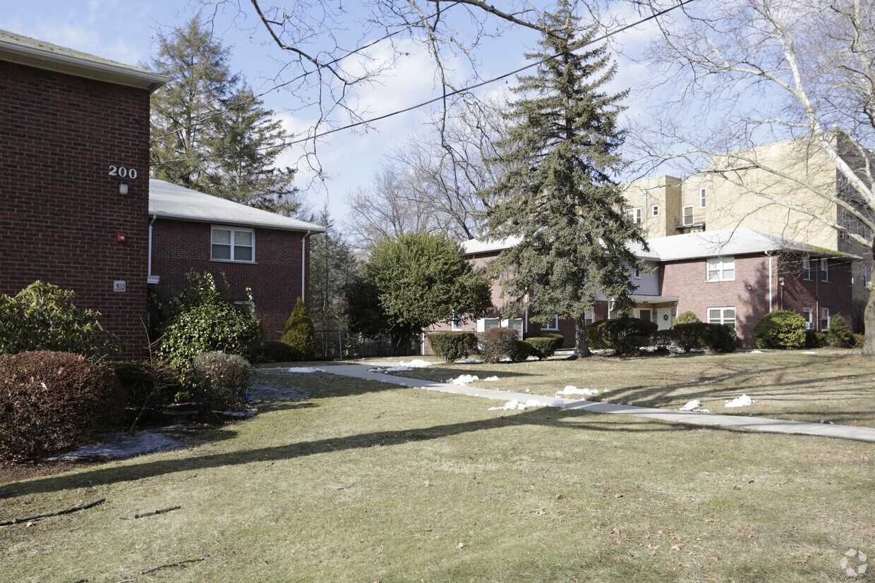 200210 Broad Ave, Leonia, NJ 07605 Apartments in Leonia, NJ