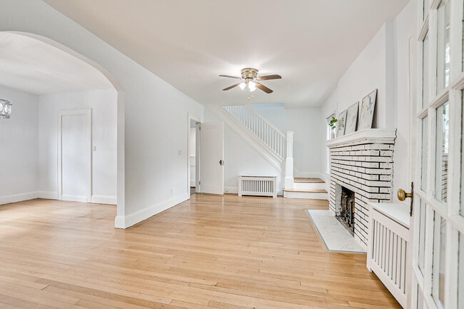 Foto del edificio - 364 Brightwood Ave