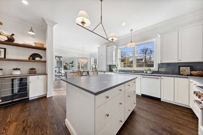 Building Photo - 1121 Pin Oak Dr