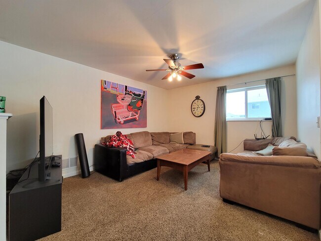 Foto del edificio - 184 Droulliard Ave