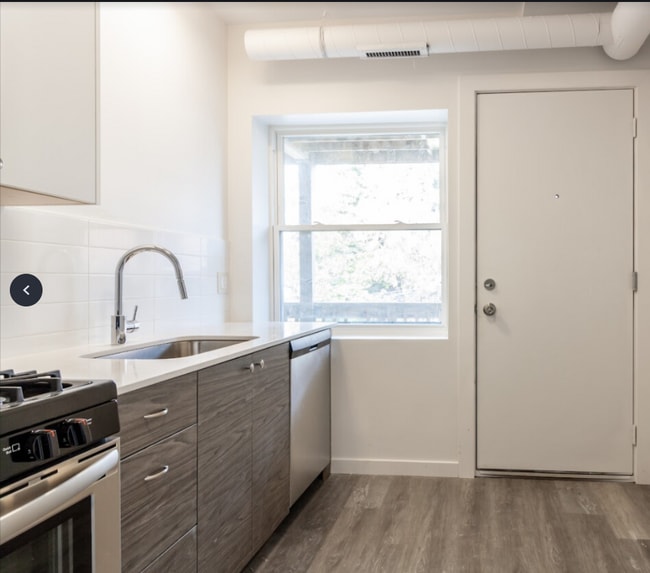 Building Photo - 1712 W Glenlake Ave