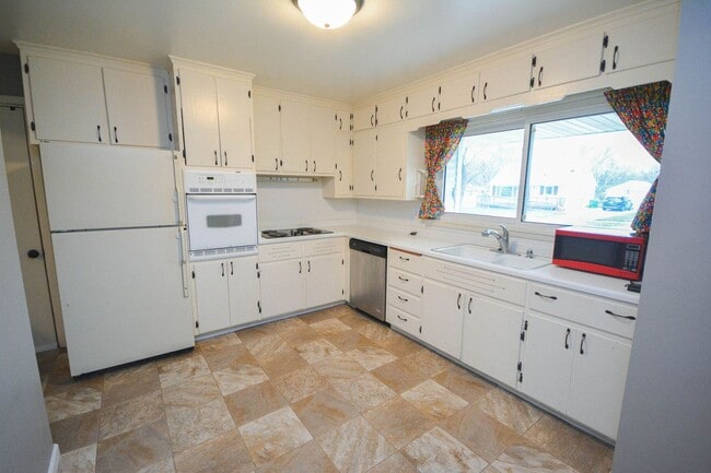 Building Photo - 3br ranch style home near Sunset Terrace Elementary!