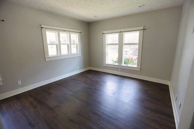 Foto del edificio - 129 Diamond Ave SE
