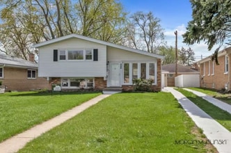 Building Photo - 496 E Butterfield Rd