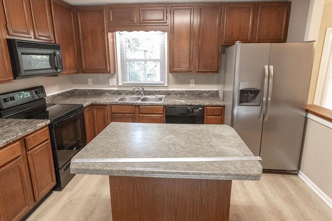 Building Photo - 3006 Lynnwood Dr