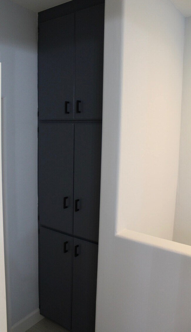 armario del pasillo de arriba - 2252 Cornell Dr