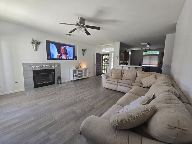 Foto del edificio - 3 BR 2 BA available soon