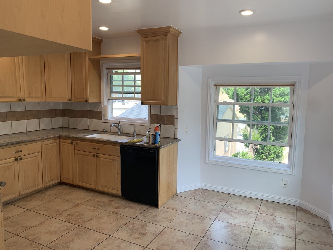 Primary Photo - 2022 1/2 N Parish Pl