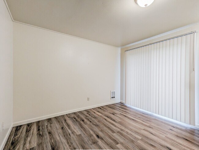 Building Photo - 15817 Manor Way