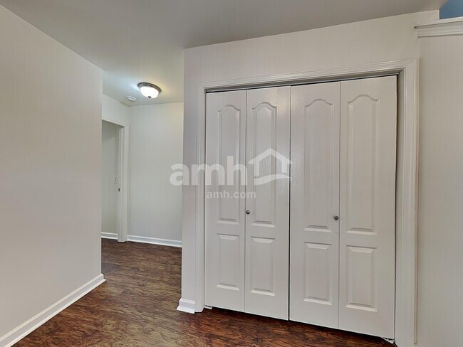 Foto del edificio - 3009 Rock Springs Rd