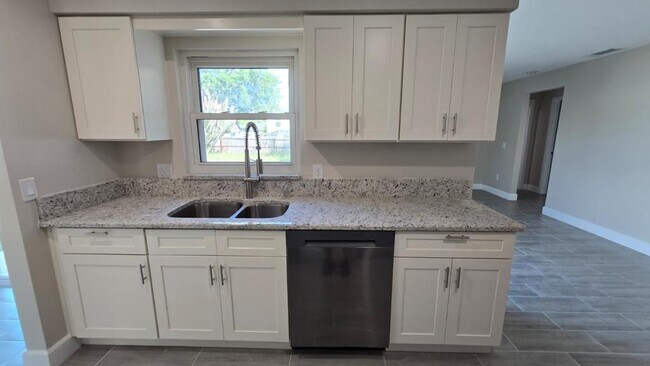 Building Photo - 647 Sagamore Dr