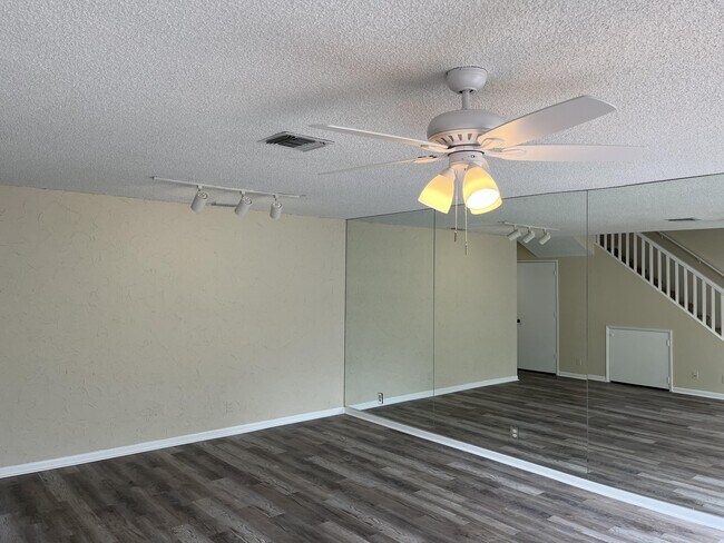 Foto del edificio - 6247 Riverwalk Ln