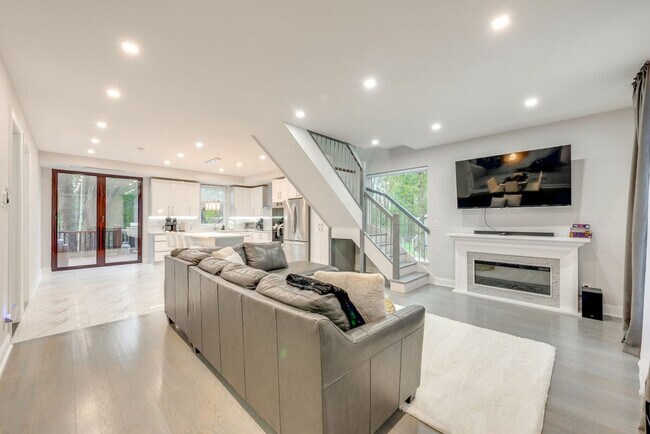 Building Photo - 2135 Rosemont Dr