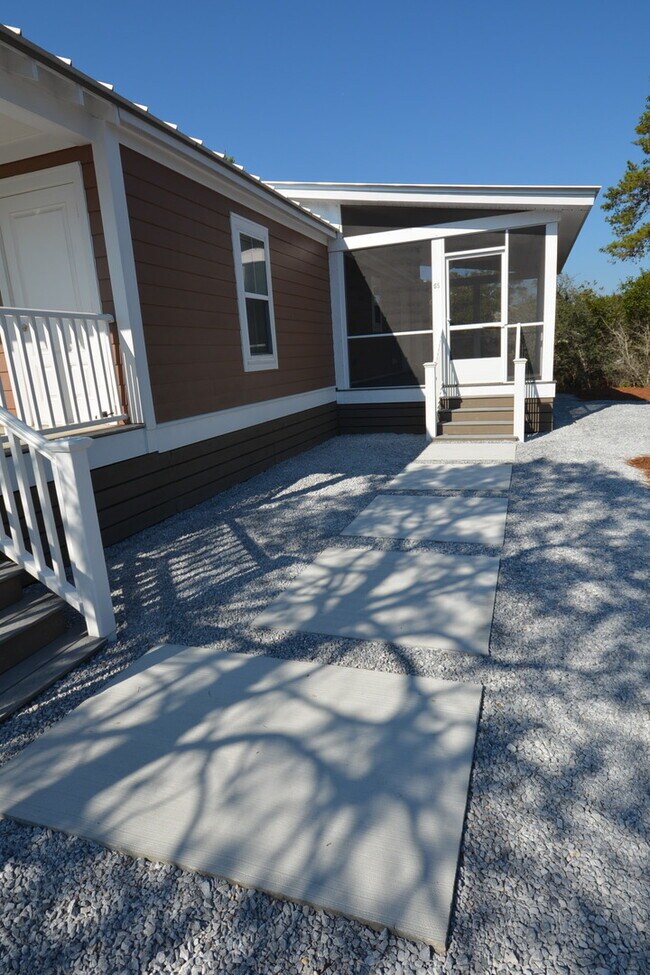 Foto del edificio - AVAILABLE 6/10/26 Adorable 2 bedroom cottage available long term off 30A! Huge screened in porch ...
