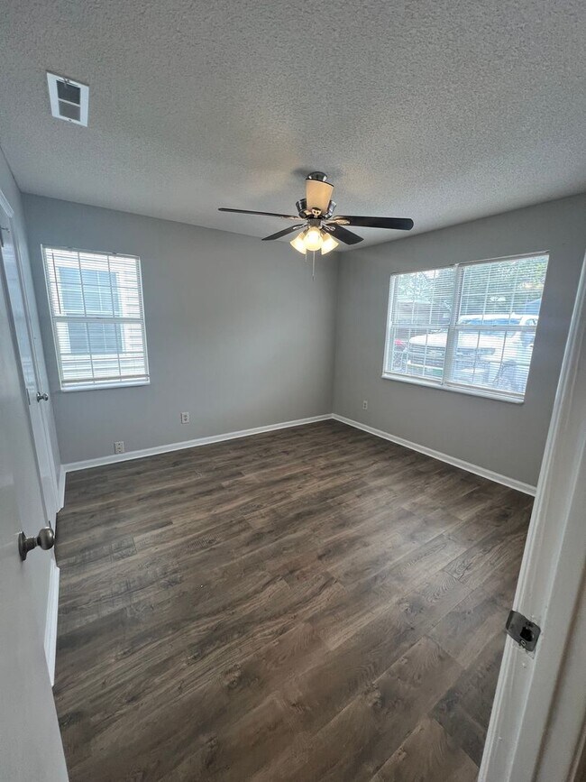Building Photo - Lovely 2BD/2B Duplex Close to Moody AFB & ...