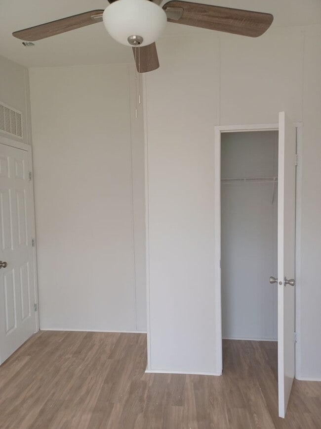Building Photo - Freshly Remodeled
