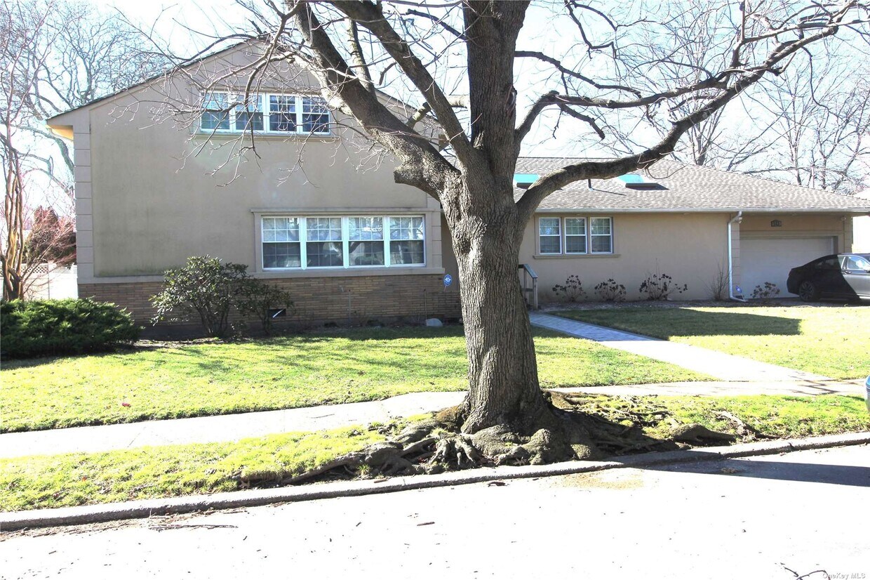 573 Fairway Dr, Woodmere, NY 11598 House Rental in Woodmere, NY