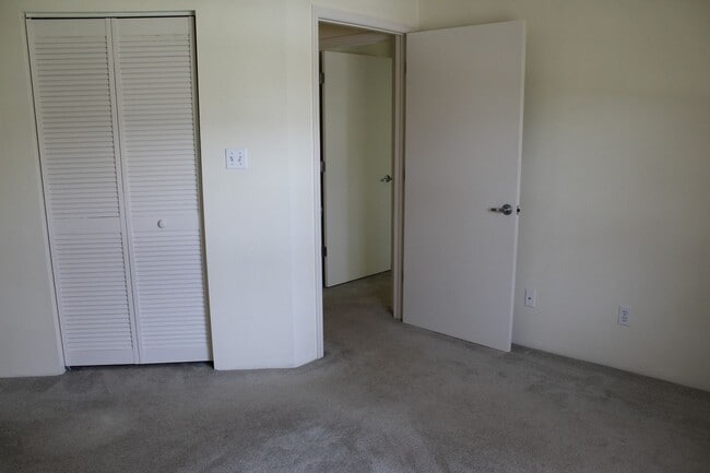 Building Photo - 2 bedroom/2 bath Condo!