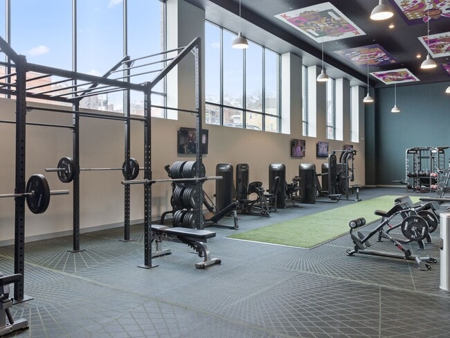 Centro de fitness de Wonderland - Lux: Wonderland in Crossroads / Katz on Main