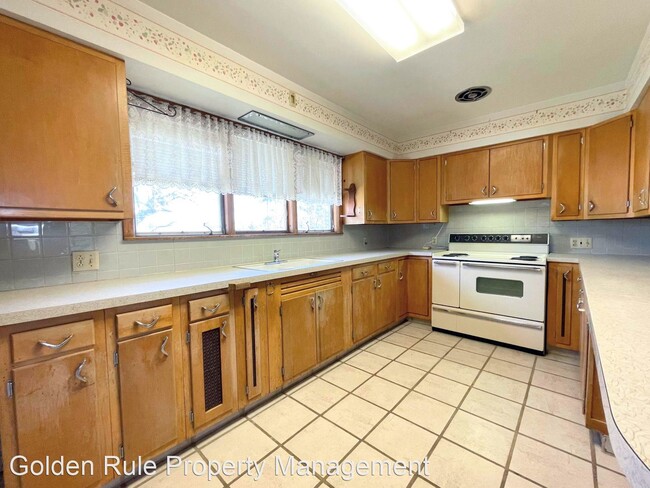Building Photo - 3 br, 1 bath House - 1001 S Main St