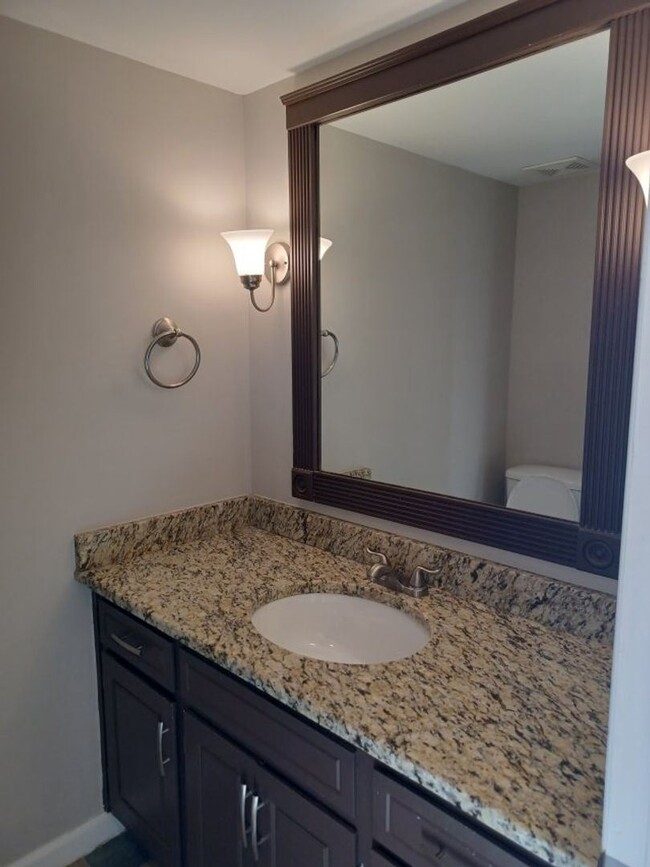 Building Photo - 3 br, 2.5 bath House - 127 Brentwood Pt.