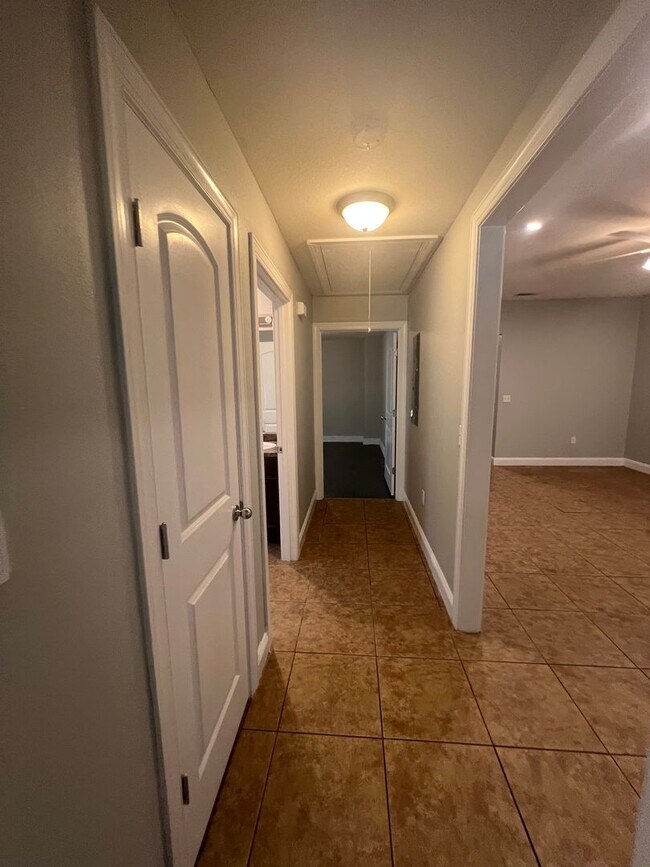 Building Photo - Spacious 3 Bedroom /2 Bathroom Home