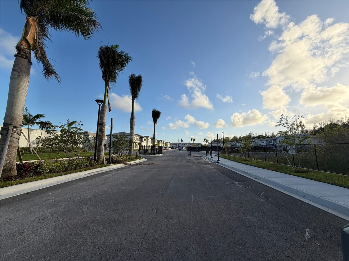 Primary Photo - 1131 St