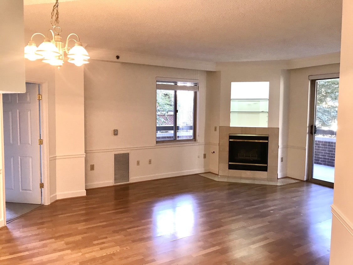 Living room w/ fireplace - 1276 N Wayne St