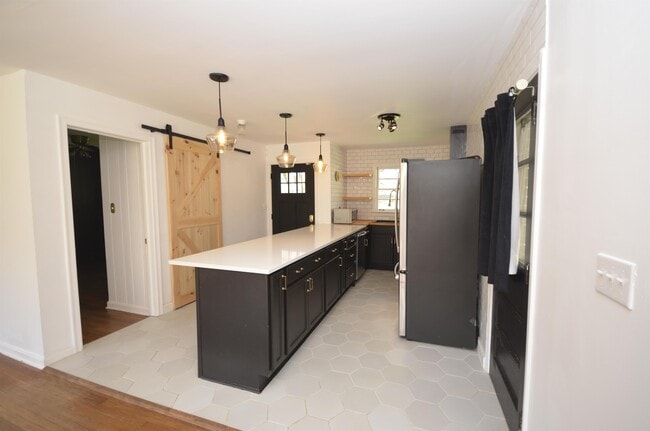 Building Photo - 1009 N Hills Dr