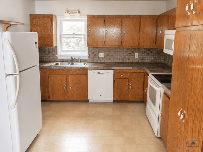 Building Photo - 6 Hazelwood Ave
