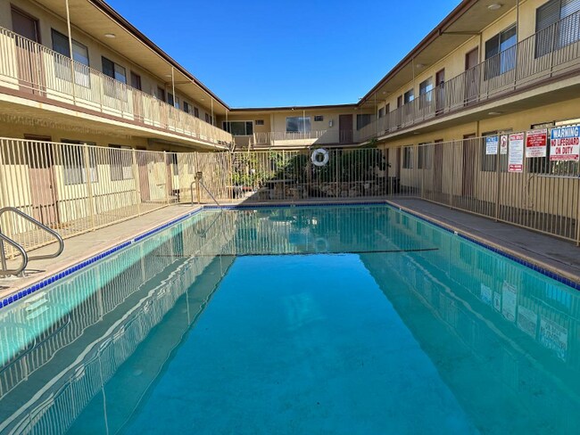 Foto del edificio - 5541 Laurel Canyon Blvd