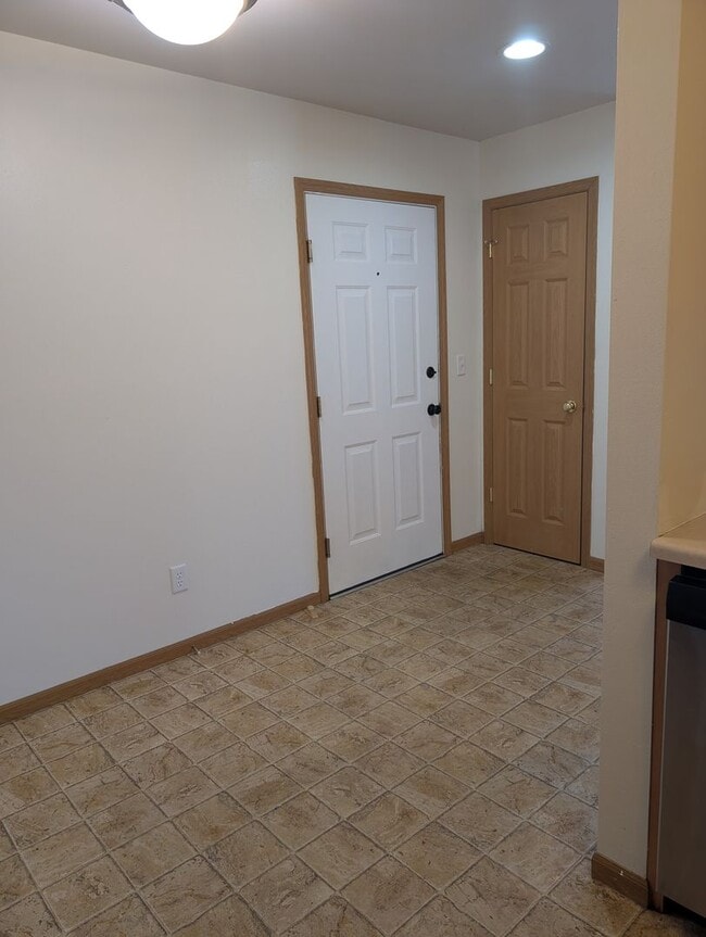 Building Photo - Lovely 2 bedroom 1.5 bath Condo!