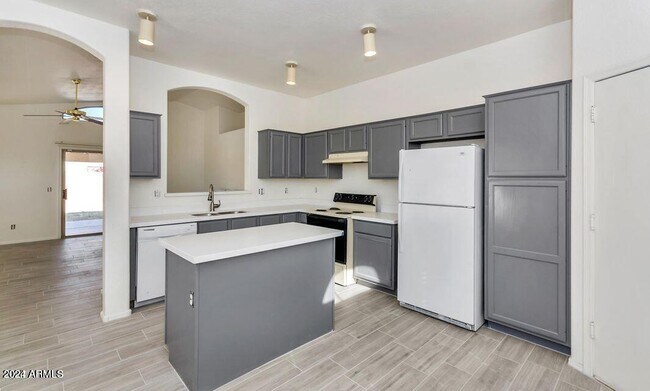 Building Photo - 1280 W Sparrow Ct