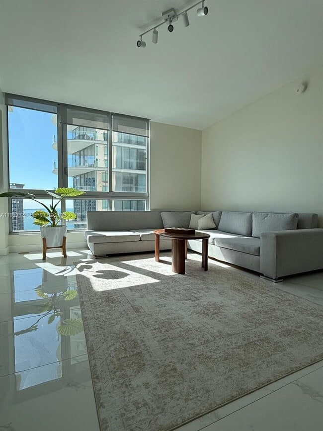 Foto del edificio - 300 S Biscayne Blvd